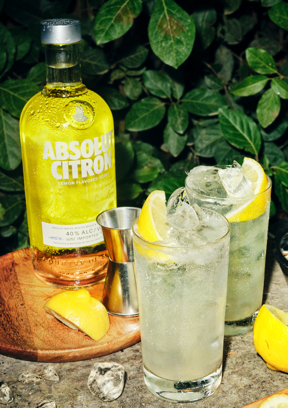 Drinkar med citron och Absolut Citron på bardisk